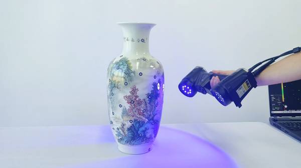 INSVISION AlphaScan Scanning a vase for cultural and creative applications